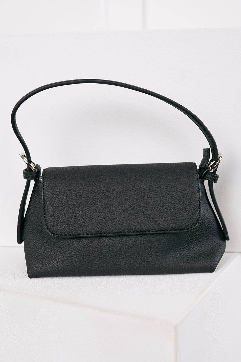 Turn On Charm Faux Leather Handbag (Black)